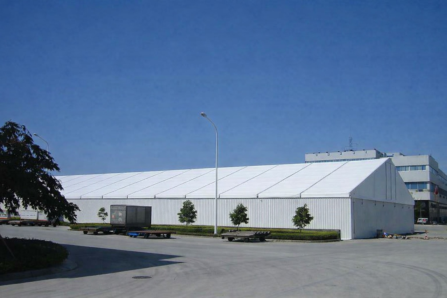 Instalaciones exteriores de bodegas modulares VERTILOG